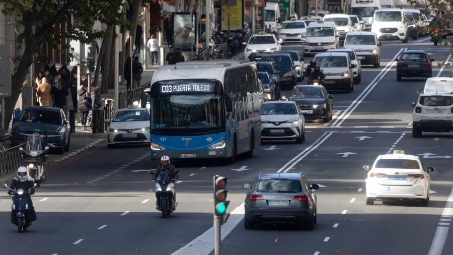 Un autobús de la EMT, a 9 de diciembre de 2024, en Madrid