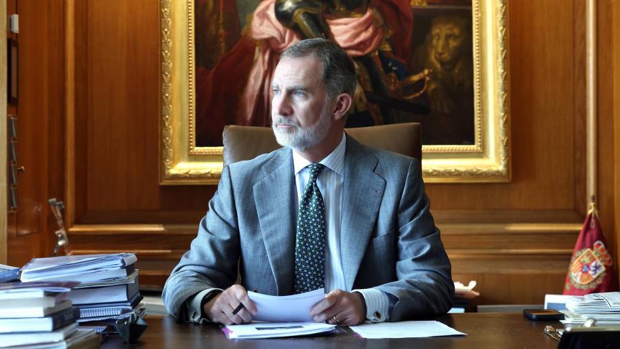 El Rey Felipe VI en su despacho del Palacio de la Zarzuela