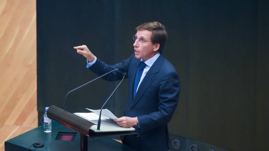 El alcalde de Madrid, José Luis Martínez-Almeida, interviene durante un pleno del Ayuntamiento de Madrid, en el Palacio de Cibeles