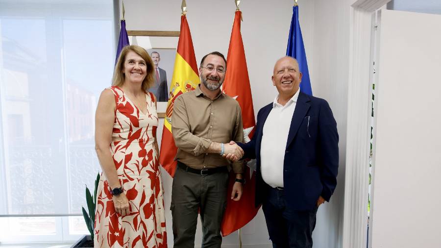 El alcalde, Carlos Blázquez Rodríguez, el presidente de Aseyacovi, Francisco Javier Aguilera Bermejo, y la tercera teniente de alcalde y concejal de Desarrollo Empresarial, Susana Jiménez Aibar, firman un nuevo convenio para impulsar campañas de dinamización comercial