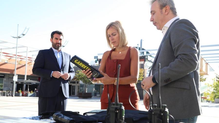 La alcaldesa, Rocío García Alcántara, y el concejal de Seguridad, Protección Civil, Emergencias y Movilidad, Carlos Rodrigo, presentan en la Plaza Mayor el nuevo contrato de seguridad de la ciudad