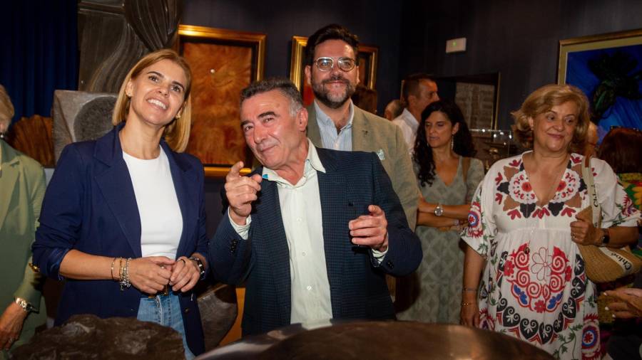 La alcaldesa, Judith Piquet, acompañada por la primera teniente de alcaldesa y concejala de Turismo, Isabel Ruiz Maldonado, el concejal de Cultura, Santiago Alonso, el artista Andrés Fernández Alcántara y otros representantes de la Corporación Municipal en el nuevo Centro de Recepción de Visitantes de la Casa de la Entrevista