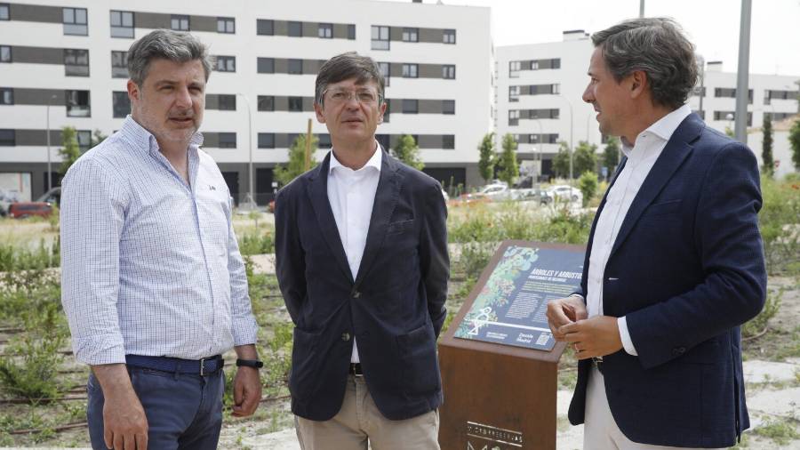 El concejal delegado de Limpieza y Zonas Verdes, José Antonio Martínez Páramo, y el concejal de Barajas, Juan Peña, durante su visita al nuevo jardín mediterráneo en el distrito de Barajas