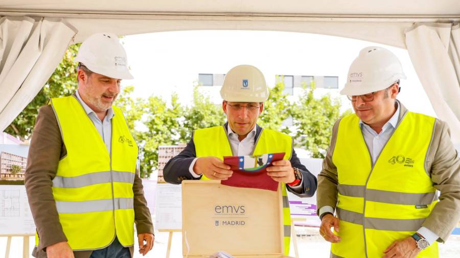 El alcalde de la capital, José Luis Martínez-Almeida, con el delegado de Políticas de Vivienda y presidente de EMVS Madrid, Álvaro González, y el concejal de Barajas, Juan Peña, colocando la primera piedra de la promoción Iberia Loreto