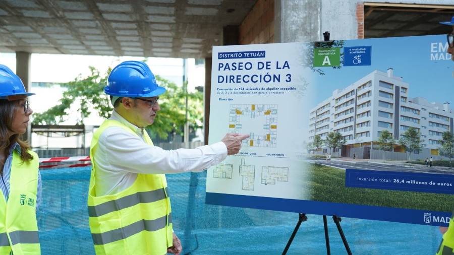 El delegado de Políticas de Vivienda y presidente de la empresa municipal, Álvaro González, durante la visita a la nueva promoción en Paseo de la Dirección 3