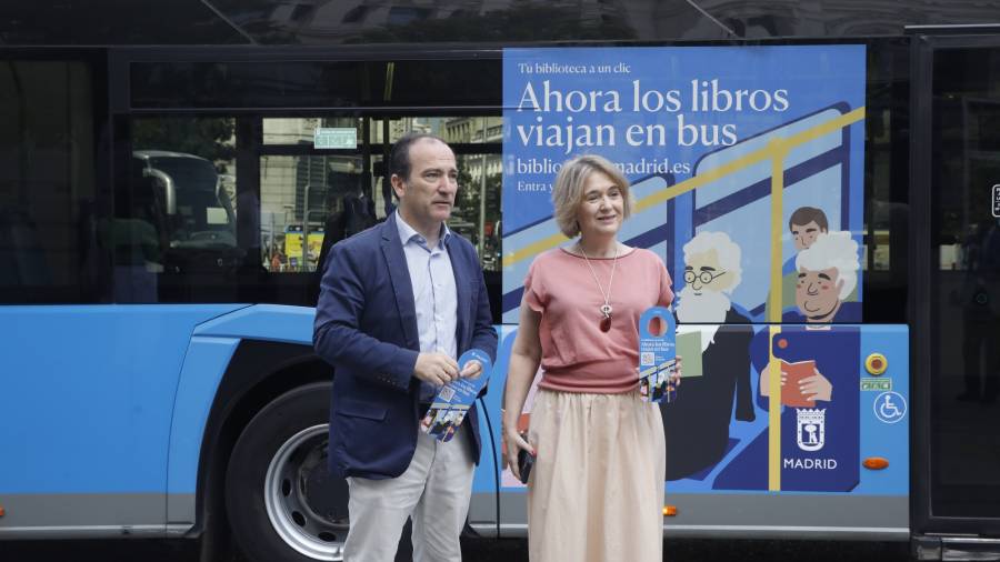 El delegado de Urbanismo, Medio Ambiente y Movilidad, Borja Carabante, y la delegada de Cultura, Turismo y Deporte, Marta Rivera de la Cruz, presentan la campaña ‘Tu biblioteca a un clic’