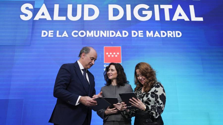 La presidenta regional, Isabel Díaz Ayuso, acompañada por el consejero de Digitalización, Miguel López-Valverde, y la consejera de Sanidad, Fátima Matute, presenta un plan estratégico de salud digital en la Real Casa de Correos
