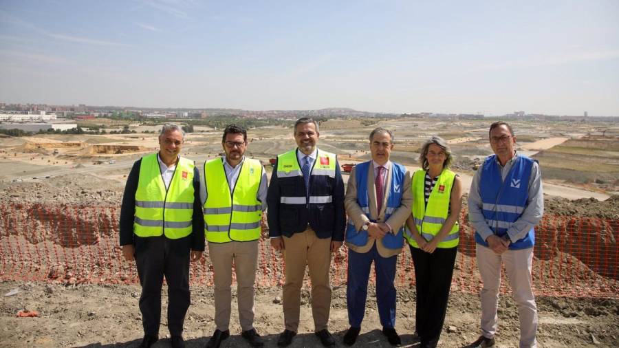 El consejero de Vivienda, Transportes e Infraestructuras, Jorge Rodrigo Domínguez, ha visitado este viernes la situación de la construcción junto con el Presidente de Valdecarros, Luis Roca de Togores