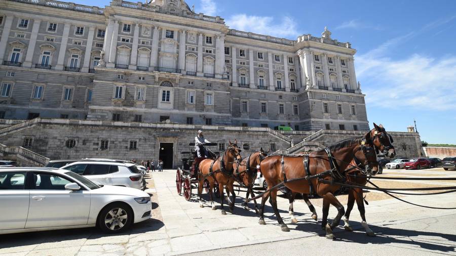 Caballos a las puertas del Palacio Real