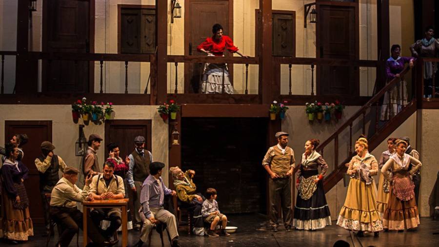 Momento de la zarzuela ‘La Revoltosa” en un escenario trasformado en corrala madrileña