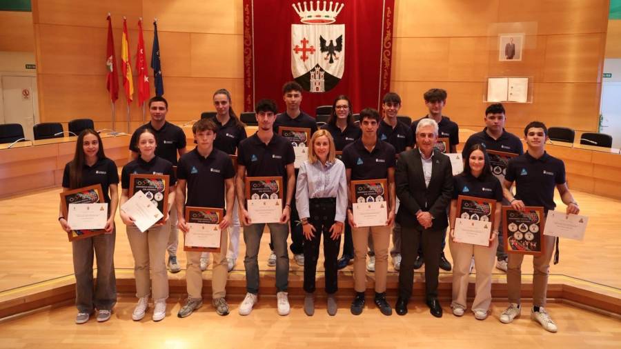 La alcaldesa, Rocío García Alcántara, y el concejal de Deportes, Jesús Tortosa, junto a los 17 jóvenes deportistas del municipio reconocidos