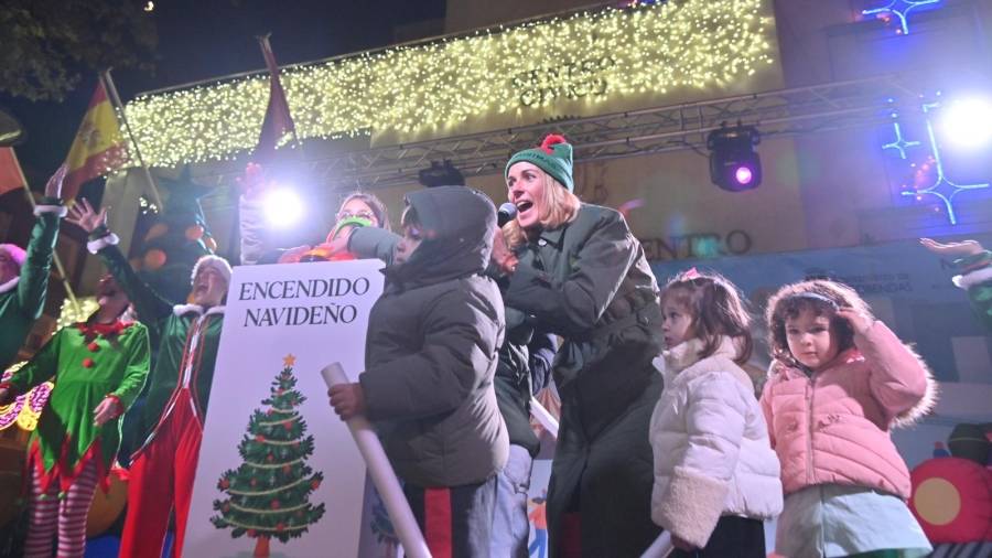 La alcaldesa, Rocío García Alcántara, sobre el escenario acompañada de varios niños