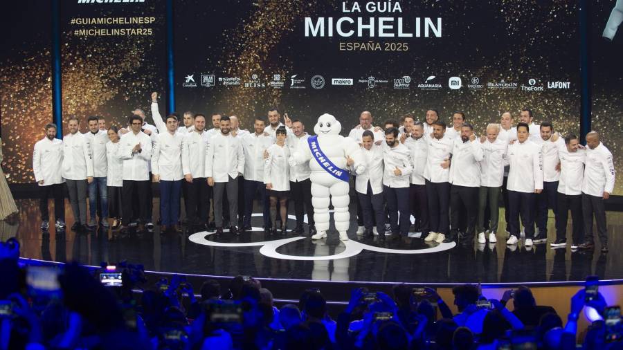 Foto de familia, durante la gala de la Guía Michelin 2025, en el Auditorio y Centro de Congresos Víctor Villegas, a 26 de noviembre de 2024, en Región de Murcia