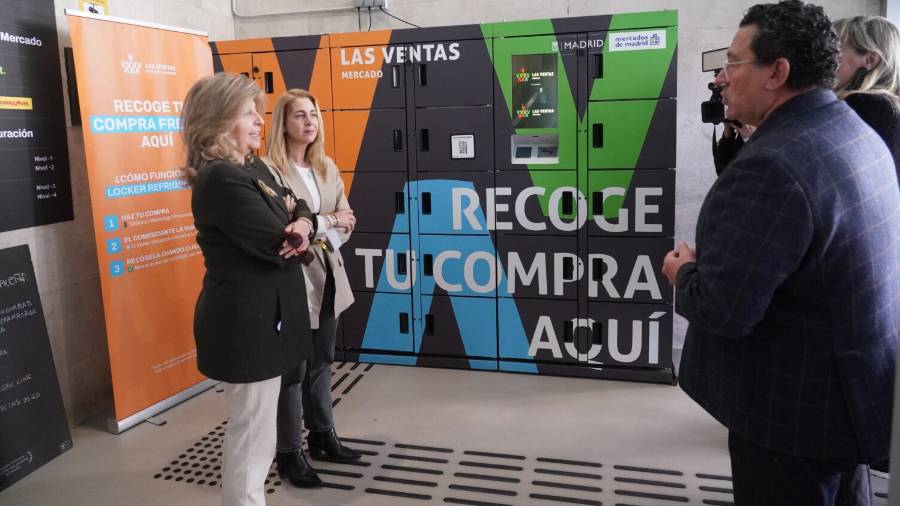 La delegada de Economía, Innovación y Hacienda, Engracia Hidalgo, acompañada por la concejala de Ciudad Lineal, Nadia Álvarez, durante su visita por las nuevas instalaciones del Mercado de Las Ventas