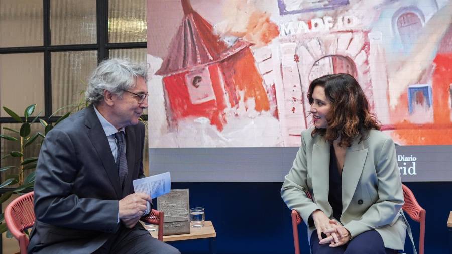 La presidenta de la Comunidad de Madrid, Isabel Díaz Ayuso, ha entregado este lunes el XX Premio de Periodismo Diario Madrid al escritor Andrés Trapiello