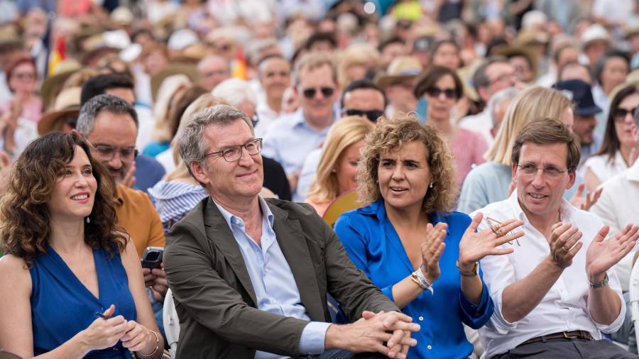 La presidenta de la Comunidad, Isabel Díaz Ayuso; el presidente del Partido Popular, Alberto Núñez Feijóo, la cabeza de lista del PP a las europeas, Dolors Motserrat, y el alcalde de Madrid, José Luis Martínez-Almeida