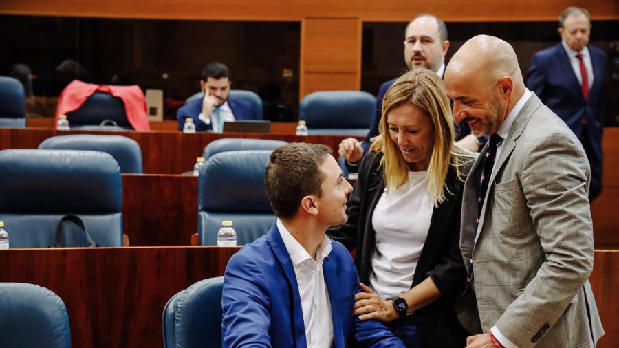 Juan Lobato junto a Jesús Celeda en la Asamblea de Madrid