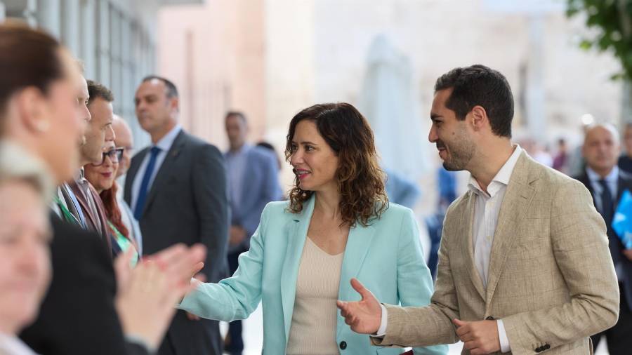 La presidenta de la Comunidad de Madrid, Isabel Díaz Ayuso, y el alcalde de Torrejón de Ardoz, Alejandro Navarro, a su llegada a la reunión del Consejo de Gobierno, en el Ayuntamiento de Torrejón de Ardoz