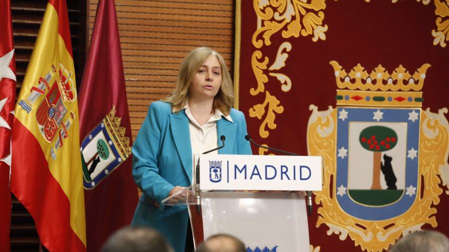 La vicealcaldesa de Madrid, Inma Sanz, en el salón de actos del Palacio de Cibeles durante la entrega de certificaciones de calidad de 26 cartas de servicios del Ayuntamiento de Madrid