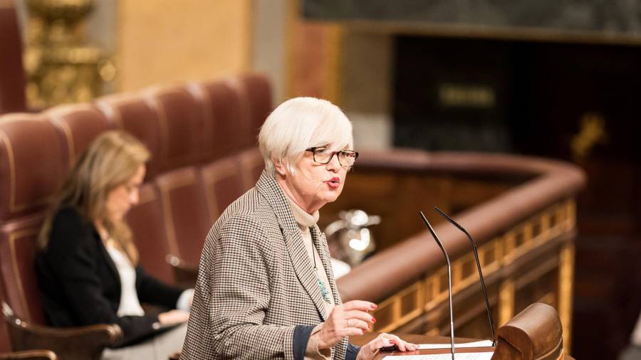 La portavoz adjunta del PSOE en el Congreso, Isaura Leal, interviene durante un pleno en el Congreso de los Diputados