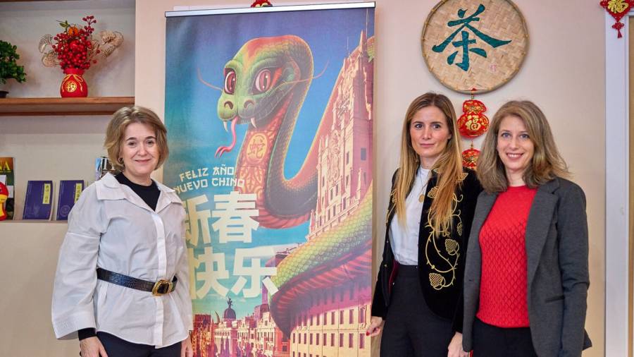 La delegada de Cultura, Turismo y Deporte, Marta Rivera de la Cruz, la concejala de Usera, Sonia Cea, y la directora artística del evento, Paula Ehrenhaus, en la presentación del Año Nuevo Chino