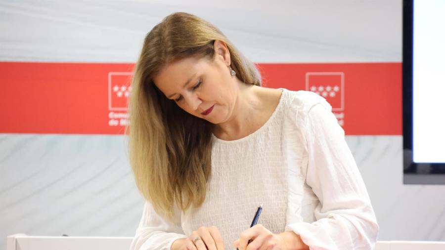 La consejera de Familia, Juventud y Asuntos Sociales, Ana Dávila, durante la firma del convenio con el Colegio Oficial de la Psicología de Madrid para potenciar los programas de atención a la salud mental