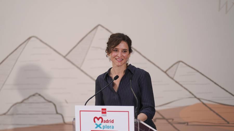 La presidenta de la Comunidad de Madrid, Isabel Díaz Ayuso, recibe en la Real Casa de Postas a los 20 jóvenes madrileños que viajarán a Egipto