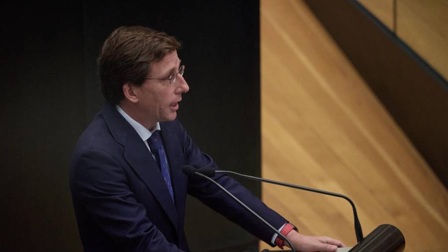 El alcalde de Madrid, José Luis Martínez-Almeida, interviene durante un pleno extraordinario del Ayuntamiento de Madrid, en el Palacio de Cibeles