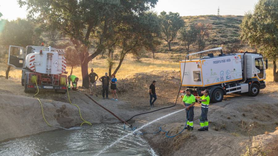 Abastecimiento de litros de agua para la fauna del Monte de Viñuelas