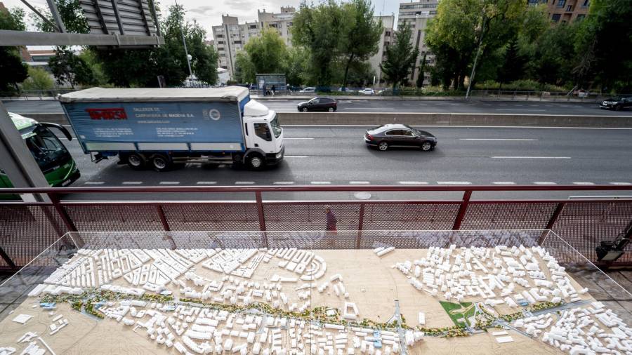 Maqueta de las obras de soterramiento de la A-5 y la construcción del futuro Paseo Verde del Suroeste