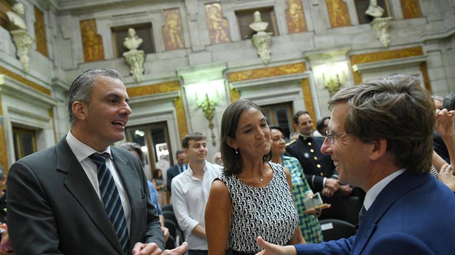 El portavoz de VOX en el Ayuntamiento, Javier Ortega Smith; la portavoz del PSOE, Reyes Maroto y el alcalde de Madrid, José Luis Martínez-Almeida