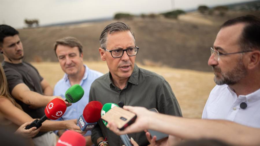 El secretario general del PP de Madrid, Alfonso Serrano, ofrece declaraciones a los medios, durante su visita a la las zonas afectadas por los incendios de Tres Cantos y Colmenar Viejo