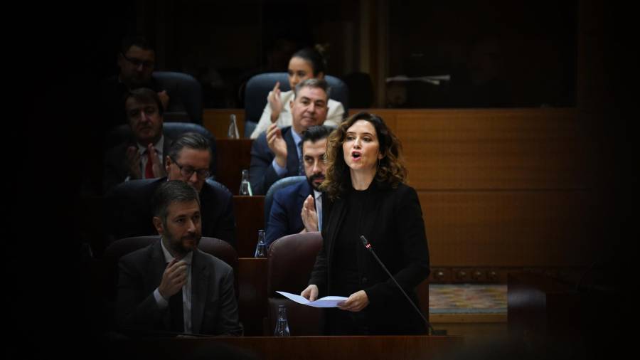 La presidenta de la Comunidad de Madrid, Isabel Díaz Ayuso, interviene durante un pleno en la Asamblea de Madrid