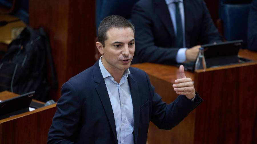 El Secretario general del PSOE-M, Juan Lobato, durante un pleno en la Asamblea de Madrid