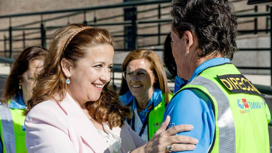 La consejera de Sanidad de la Comunidad de Madrid, Fátima Matute, supervisa un simulacro de rescate y reanimación cardiopulmonar (RCP) en caso de ahogamiento, en las Instalaciones Deportivas del Canal de Isabel II