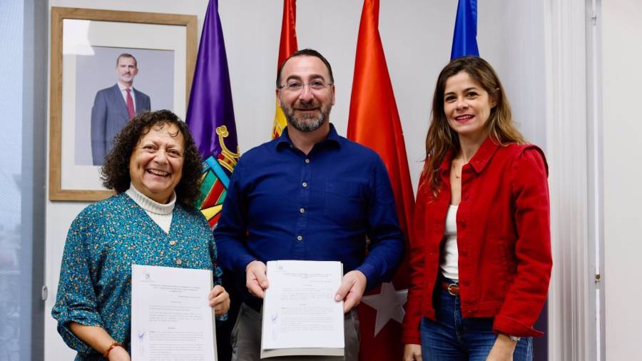 El alcalde de Colmenar Viejo, Carlos Blázquez Rodríguez y la concejal de Política Social, Isabel Álvarez Díaz, suscriben un Convenio con la Asociación de Amigos del Pueblo Saharaui (AAPS)