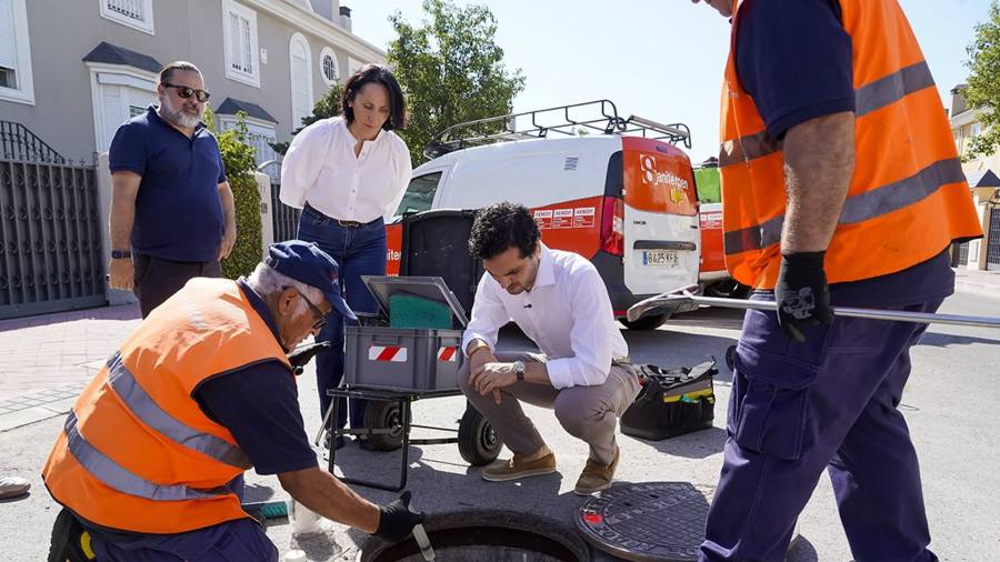 El alcalde de Torrejón de Ardoz, Alejandro Navarro Prieto, acompañado por la concejala de Medio Ambiente, Esperanza Fernández de Mesa, supervisa los trabajos extraordinarios de desratización y desinsectación