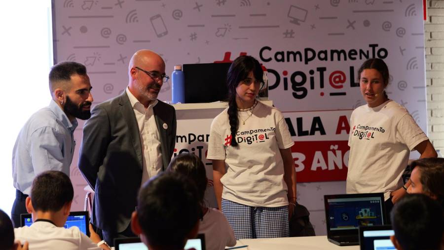 El delegado del Gobierno en Madrid, Francisco Martín, y el responsable de incidencia social y cultural de Fundación Cibervoluntarios, Antonio Pulido, visitan en el espacio MEEU de Madrid una de las actividades de Campamento Digital