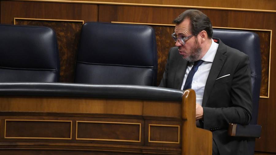 El ministro de Transportes y Movilidad Sostenible, Óscar Puente, durante una sesión plenaria, en el Congreso de los Diputados