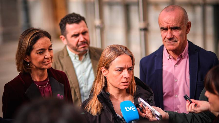 La alcaldesa de Getafe, Sara Hernández (c), junto a la portavoz del PSOE en el Ayuntamiento de Madrid, Reyes Maroto (i), y el portavoz del PSOE en el Ayuntamiento de Sevilla, Antonio Muños (d), ofreciendo declaraciones en contra de Madrilucía