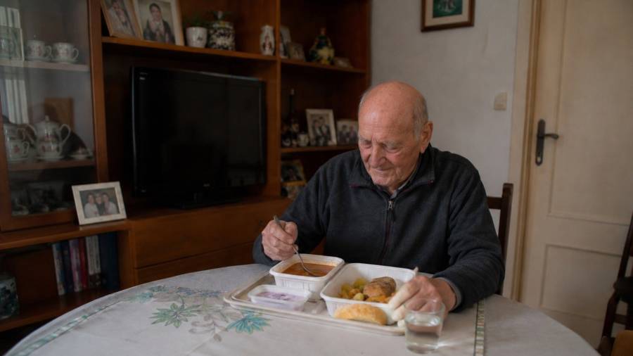 Imagen de una persona mayor del municipio disfrutando del servicio municipal de catering a domicilio