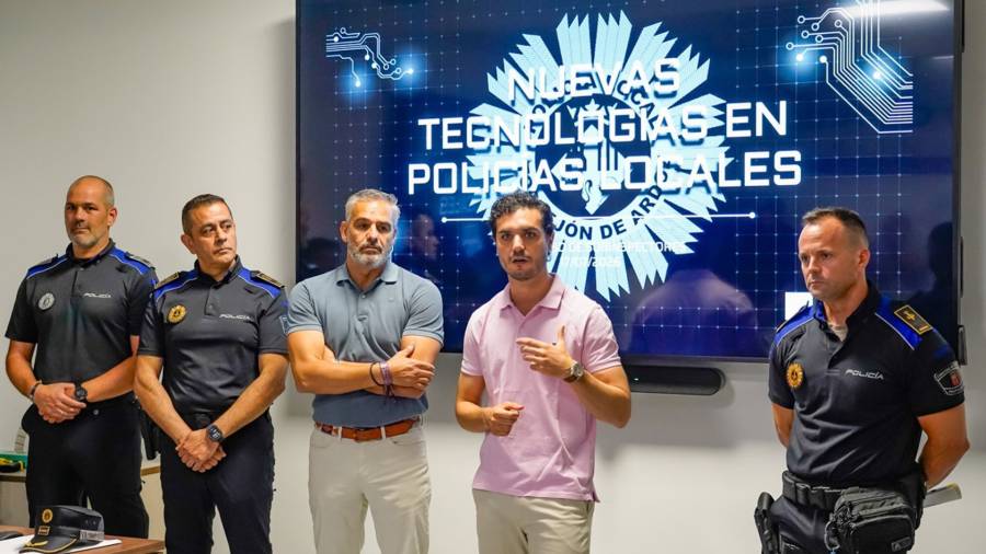 El alcalde, Alejandro Navarro Prieto, el concejal de Seguridad, Alberto Cantalejo, y el comisario principal de la Policía Local, Miguel Parra, en la Jornada de Nuevas Tecnologías en Policías Locales