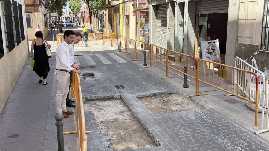 El alcalde, Alejandro Navarro Prieto, y el concejal de Urbanismo, Vivienda y Juventud, Víctor Miranda, supervisan el cambio de adoquines en la Zona Centro