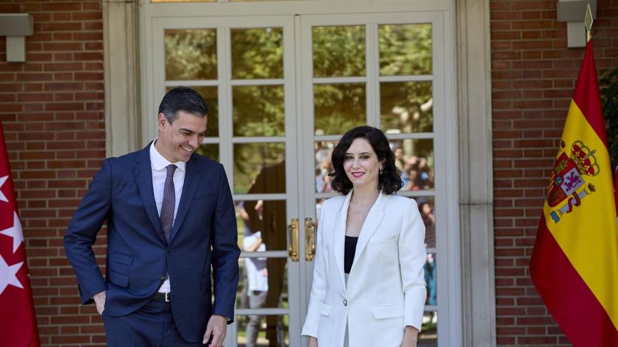 El presidente del Gobierno, Pedro Sánchez, recibe a la presidenta de la Comunidad de Madrid, Isabel Díaz Ayuso, a 9 de julio de 2021, en el Palacio de la Moncloa, Madrid, (España)