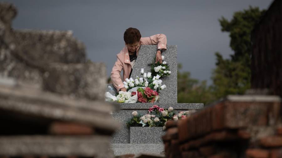 Una persona durante la festividad de Todos los Santos en el cementerio de Nuestra Señora de la Almudena