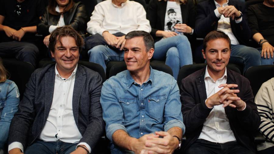 El alcalde de Fuenlabrada, Javier Ayala; el presidente del Gobierno y secretario general del PSOE, Pedro Sánchez; y el secretario general del PSOE-M, Juan Lobato