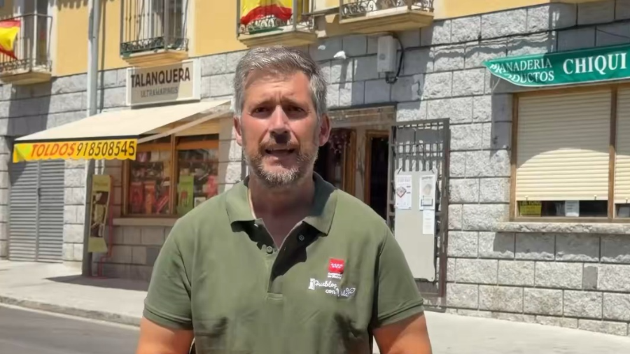 El consejero de Presidencia, Justicia y Administración Local, Miguel Ángel García Martín, explica la iniciativa regional para impulsar los comercios de las localidades con menos de 1.000 habitantes
