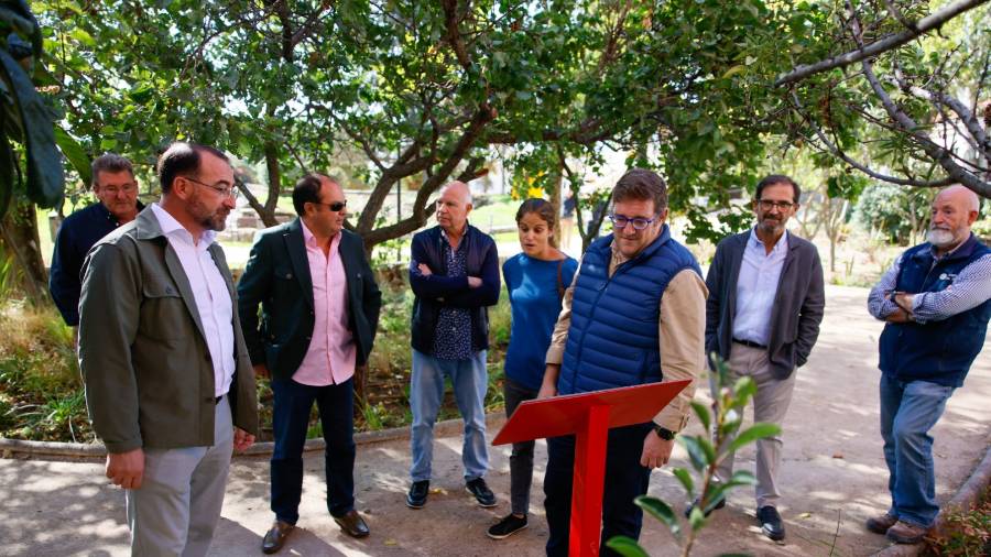 El alcalde de Colmenar Viejo, Carlos Blázquez Rodríguez, y el quinto teniente de Alcaldía, Felipe Mansilla Nogales, acompañados por los técnicos municipales de Medio Ambiente, visitan el Parque Alcalde Cosme Jerez