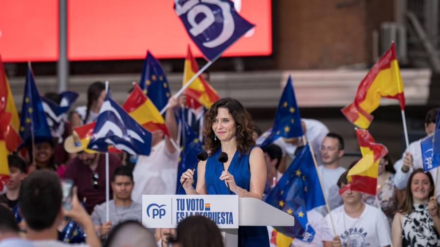 La presidenta de la Comunidad de Madrid, Isabel Díaz Ayuso, interviene durante un acto de precierre de campaña, en la Plaza de Callao