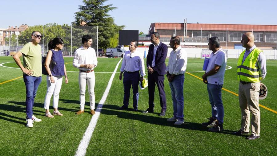 El alcalde, Alejandro Navarro Prieto, junto a miembros de la empresa que se ha encargado de ejecutar los trabajos del nuevo campo de fútbol municipal que está en la Ciudad Deportiva Joaquín Blume